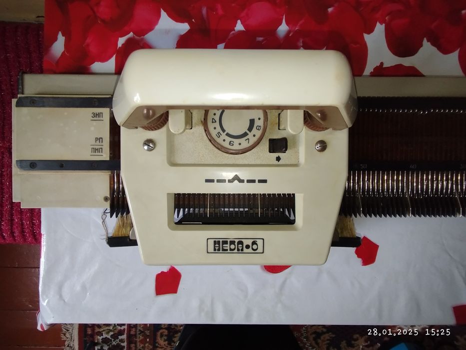 Продается вязальная машина Нева 6 с инструкцией и запчастями.