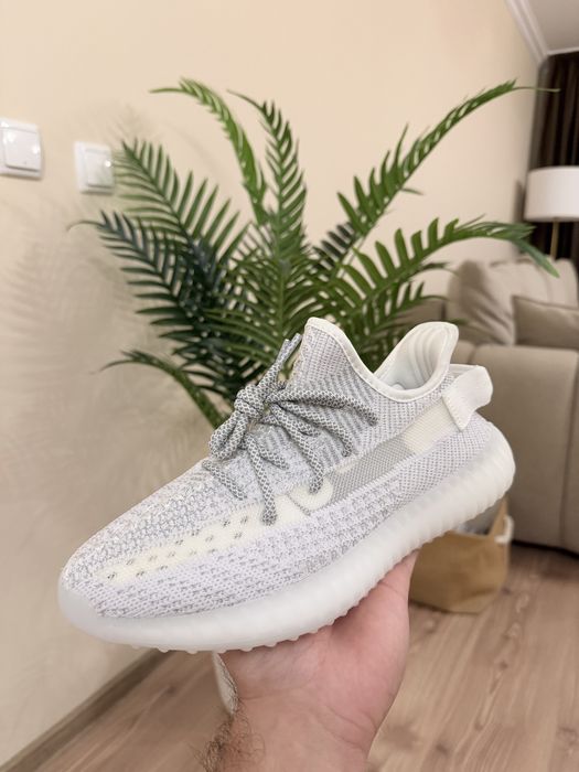 Yeezy 350 noi cu etichete