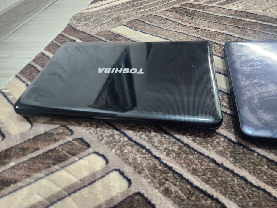 Vand/Schimb doua laptop-uri