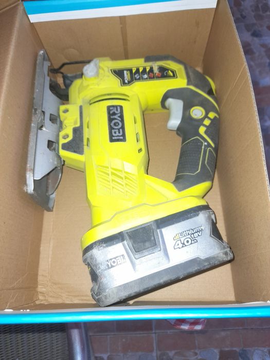 Fierăstrău electric cu acumulator