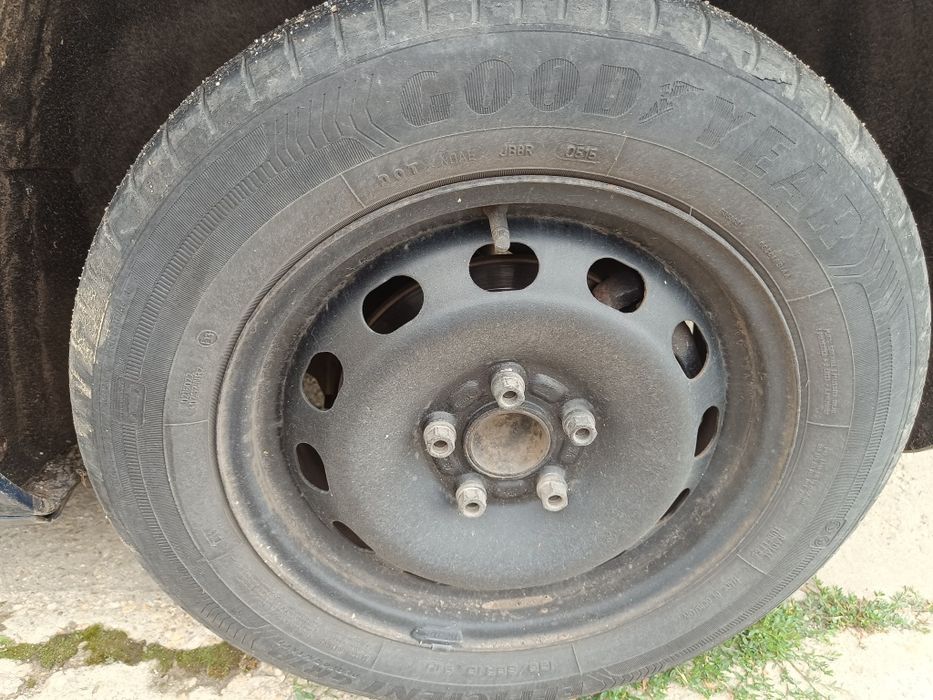 Vând geante de tabla pe 15 pt Ford focus cu tot cu cauciucuri de vară