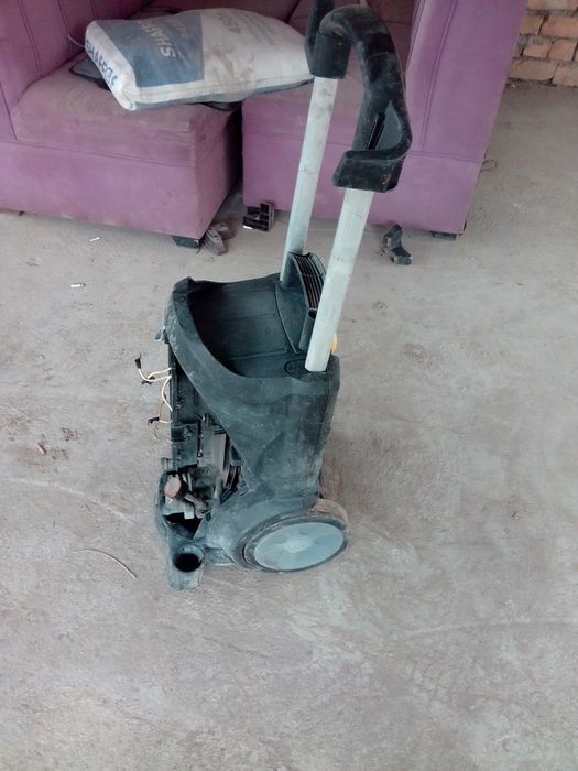 Срочно продаю карчер не рабочий на  запчасти или на вастоновлен я