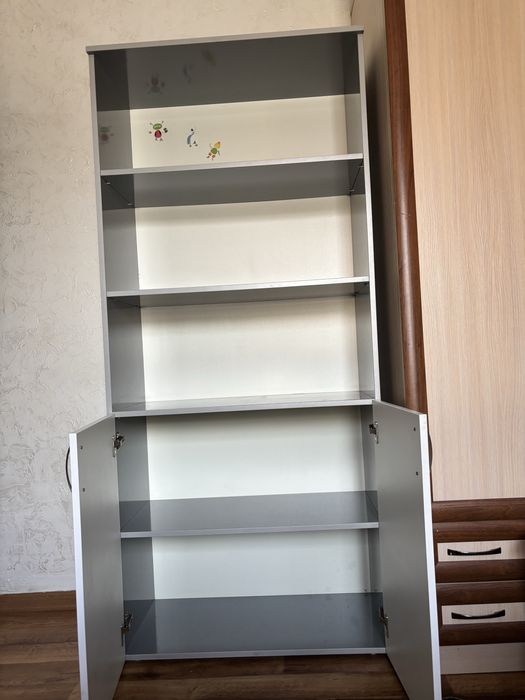 Продается шкаф в хорошем состояни……………………………………………………………………………………………..