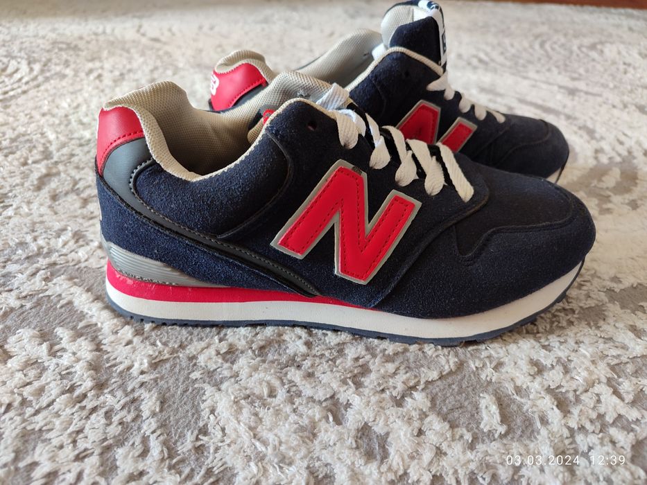 Кроссовки спортивные