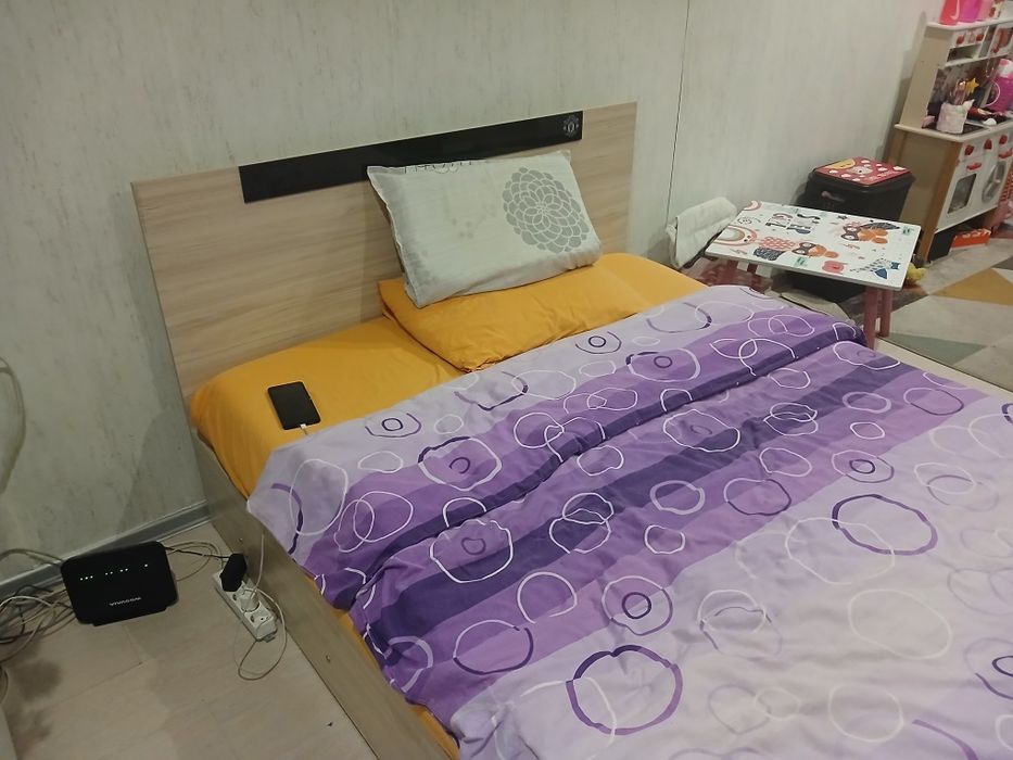 Спалня с матрак .