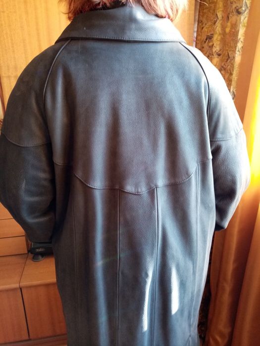 Кожаное пальто с песцовым воротником