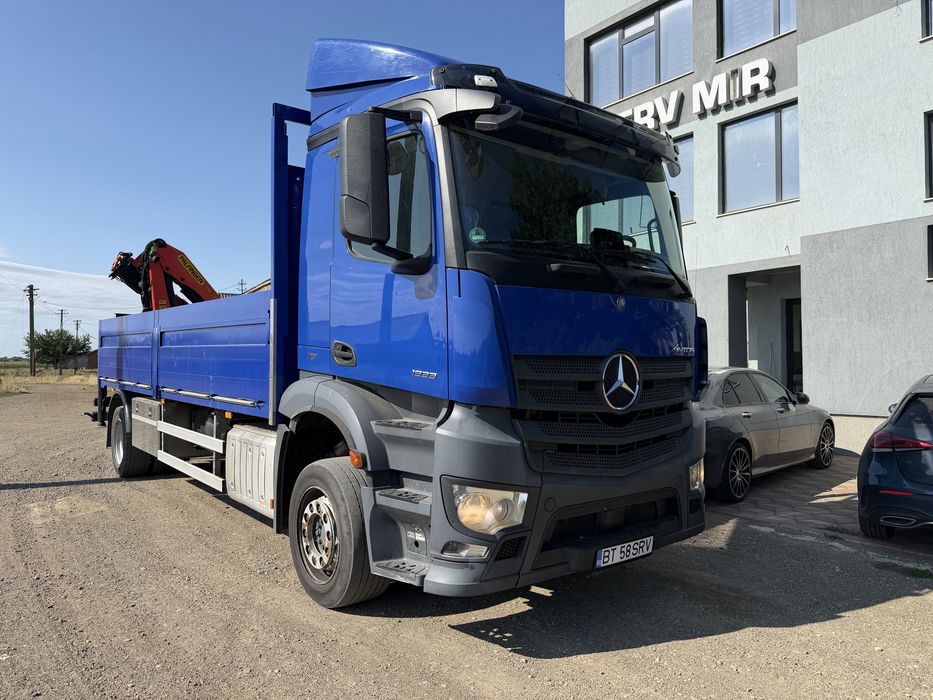 Mercedes Benz Antos 1833 cu macara PALFINGER PK13001K