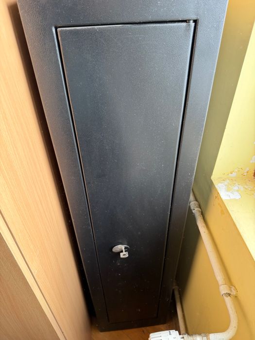 Dulap 6 arme interior roșu cu negru