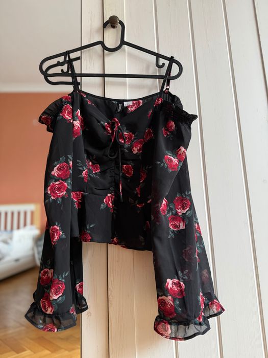 Черна блуза с рози HM
