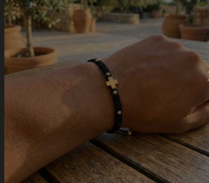 Мъжка гривна с конец и 14 карата златен елемент кръст .