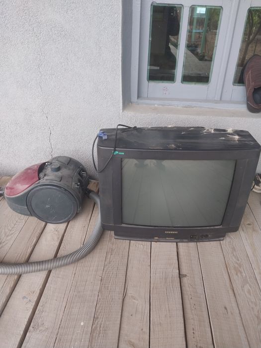 Eski televizorlar va plisos sotiladi