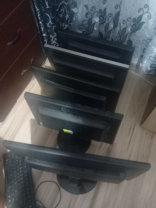 Vand 5 monitoare vechi LG si BENQ pentru camere de supraveghere saau birou