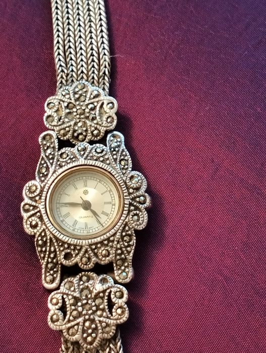 Серебряные часы часовщик проверил.Часы идут