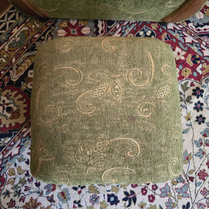 Красива Холна Гарнитура: 1 Диван + 2 кресла + 2 табуретки