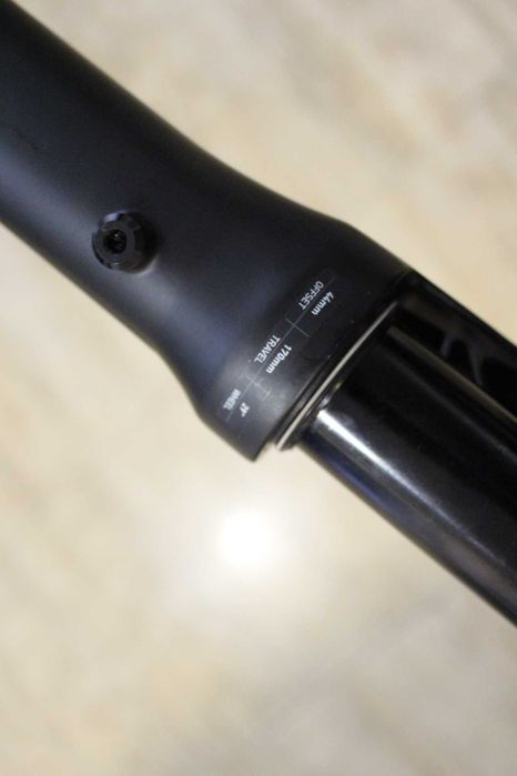 furca suspensie RockShox Zeb Select RC 29 170mm Boost Tapered Charger