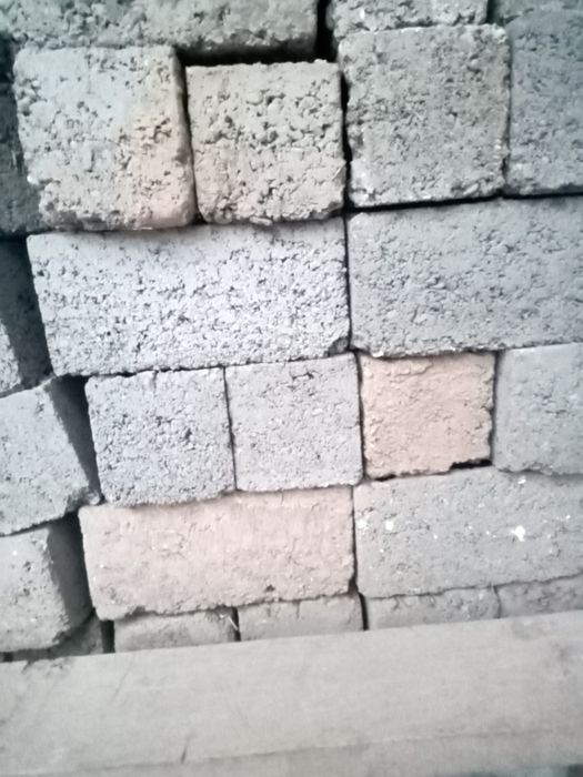 Янги ишлатилмаган шлакаблок ва пишик гишт сотилади.