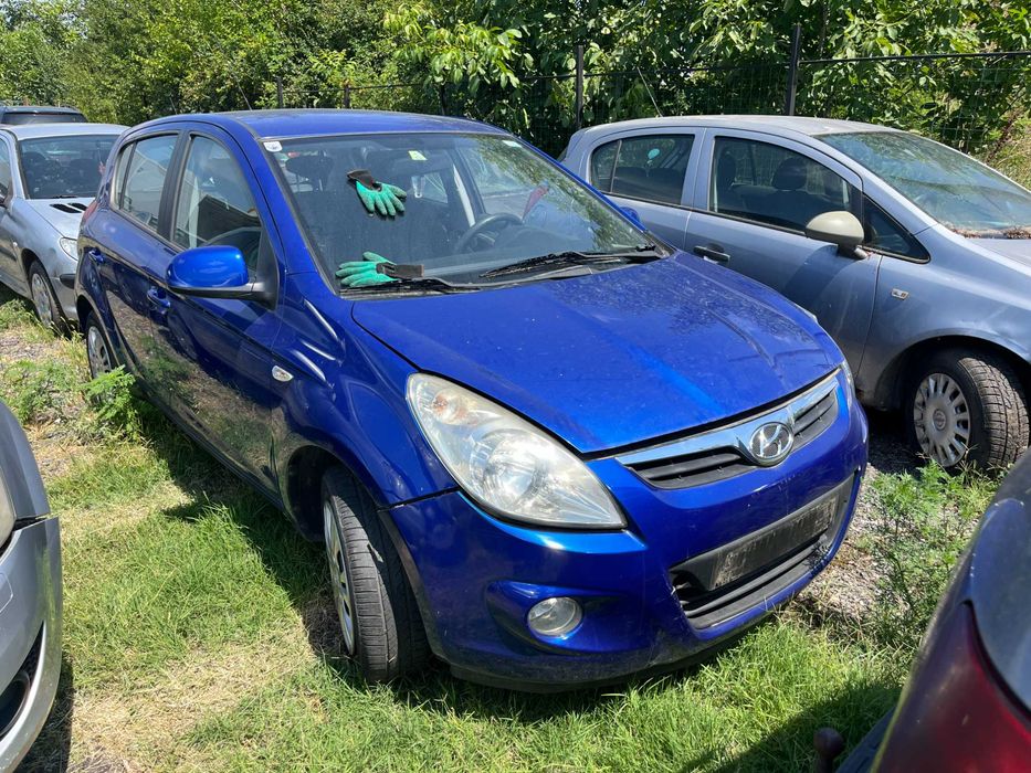 Dezmembrez Hyundai I20 1,2 benzina albastru 2009