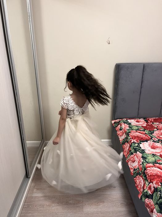 Платье нарядное, пышное.