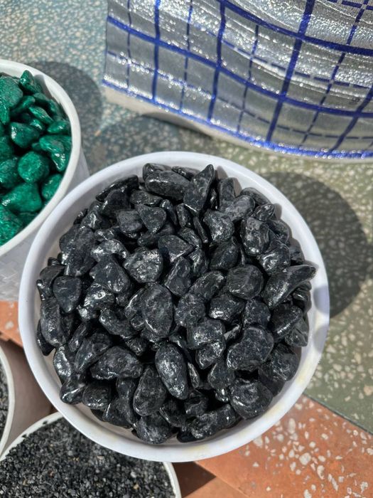 Rangli toshlar, oq toshlar landshaft uchun 50 xildan ortiq