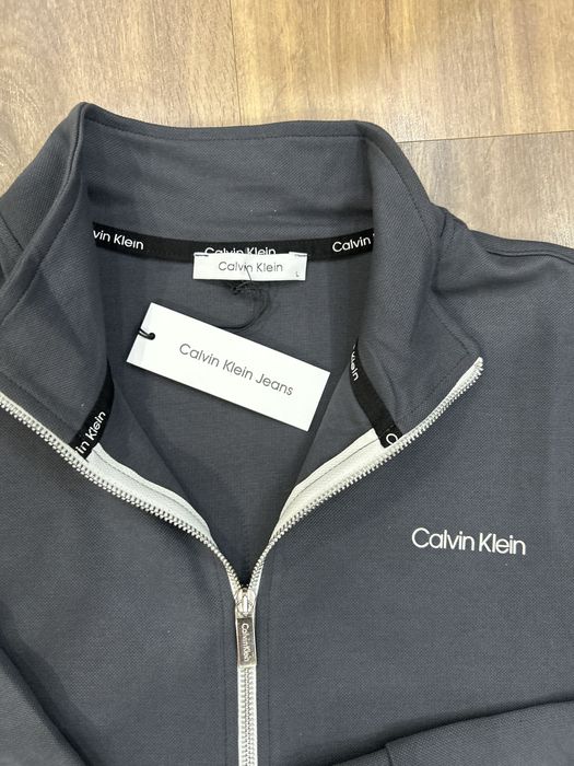 Екип на Calvin Klein