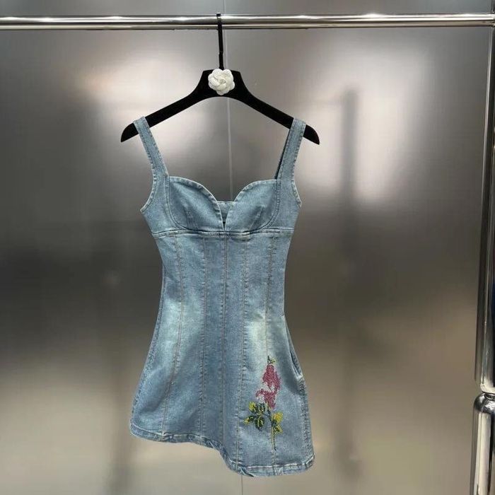 Дънкова рокля с декорация от камъни