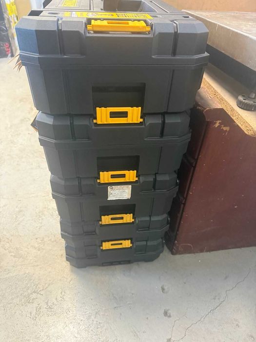 Кутии за инструменти DEWALT