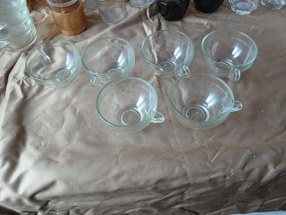 Чаши чинии и вази