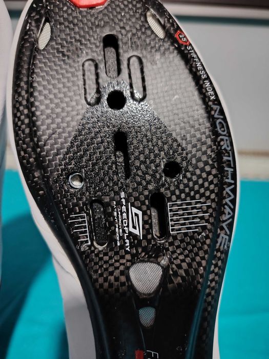 NORTHAWE Exremme RR talpă carbon, mărimea 44, interior 28,5 cm, defecți la stângul.