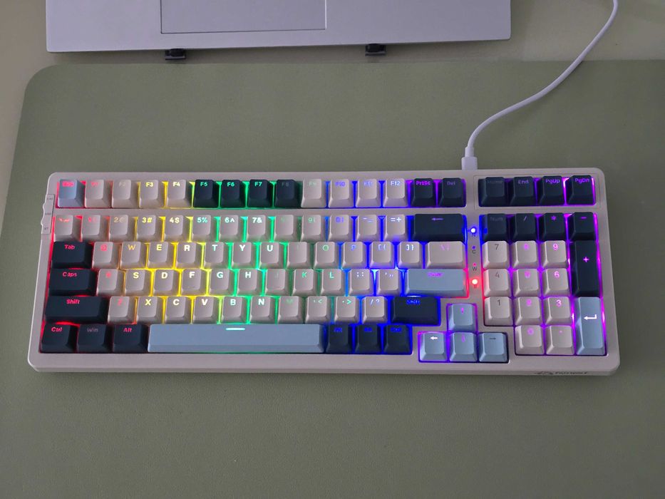 Tastatură mecanică FREEWOLF K8 – Wireless + RGB – Hot Swap