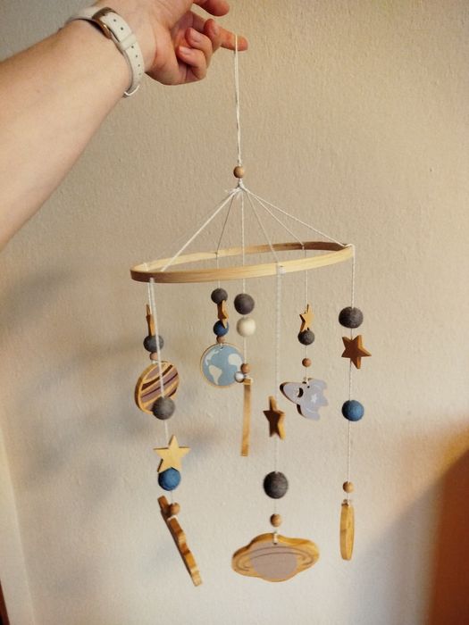 Висяща играчка за кошара със стойка и дървени елементи и звънче