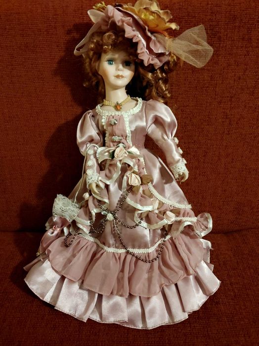 Кукла на подставке в шляпе и с зонтомСтарая