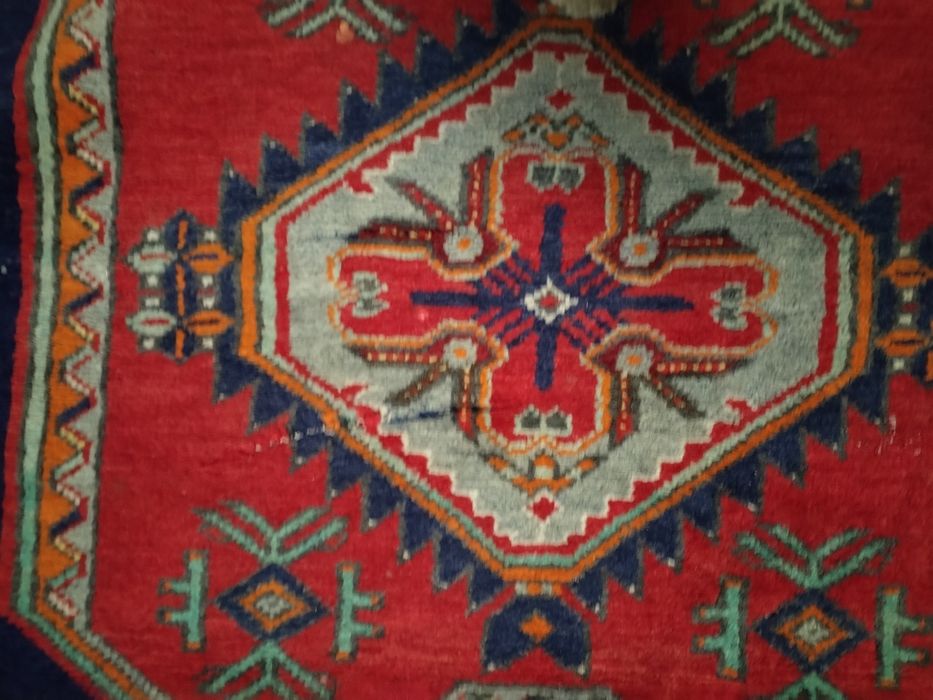 Ковёр старинный 200х129.с небольшим дефектом (надрез)