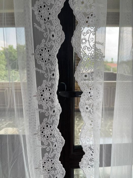 Тюль для окна у лестницы