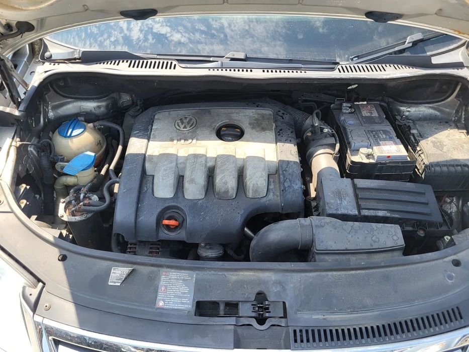 Dezmembram Volkswagen Touran 2008 Usa stanga fata/Usa stanga spate