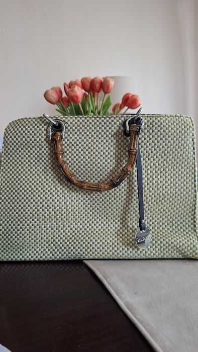 Чанта червен пепит или светлозелен пепит с бамбукова дръжка.