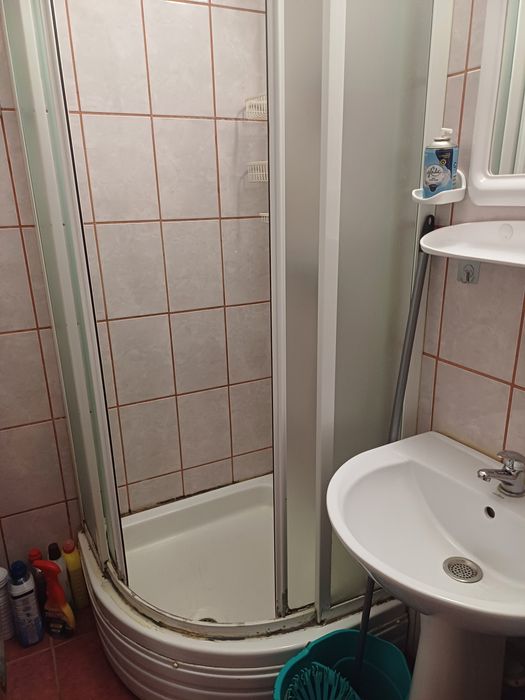 Închiriez apartament cu 2 camere