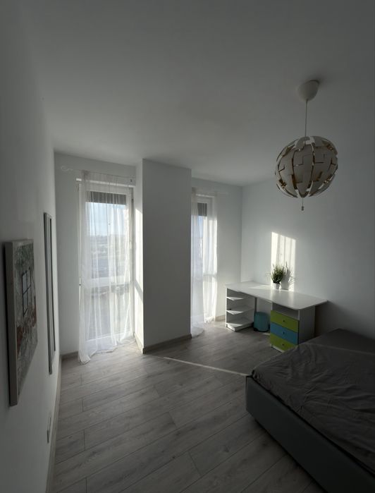 inchiriez apartamen cu 3 camere