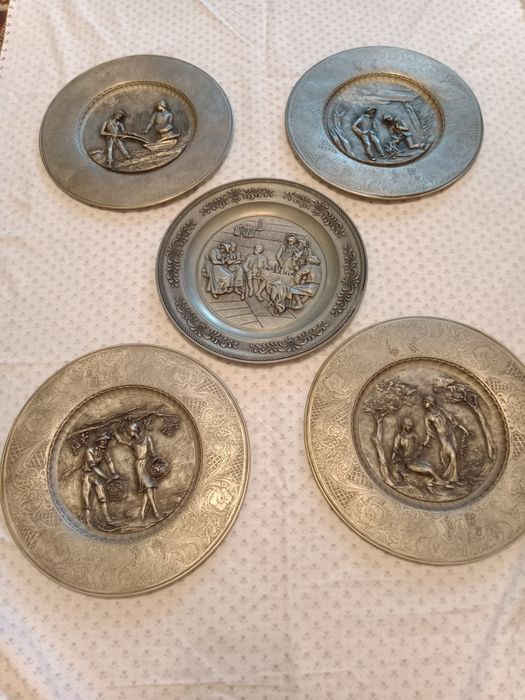 Farfurii ornamentale deosebite" Peltro" dim.27 cm din zinc
