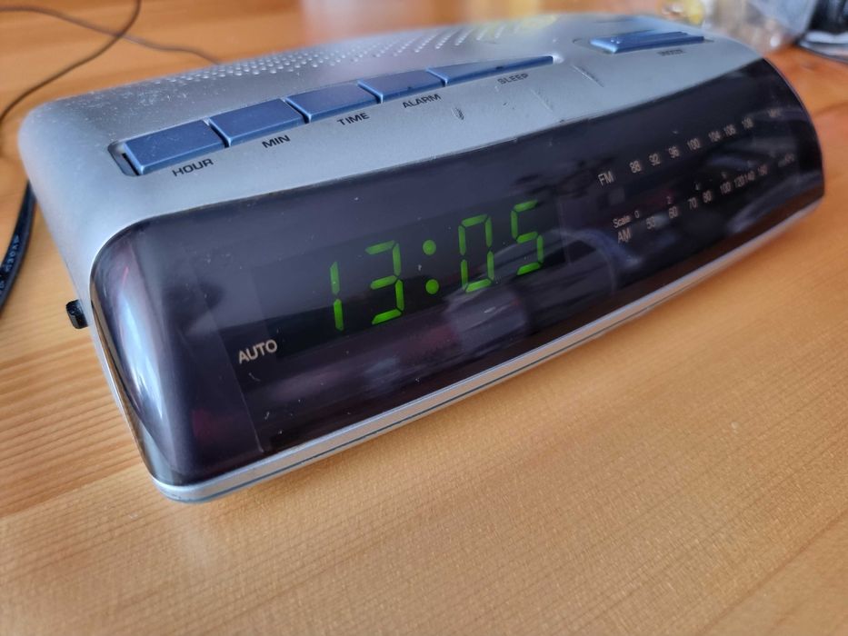 RADIO cu CEAS si alarma - la priza sau pe baterii acumulatori