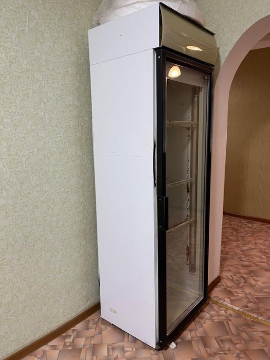 Продам витринный холодильник