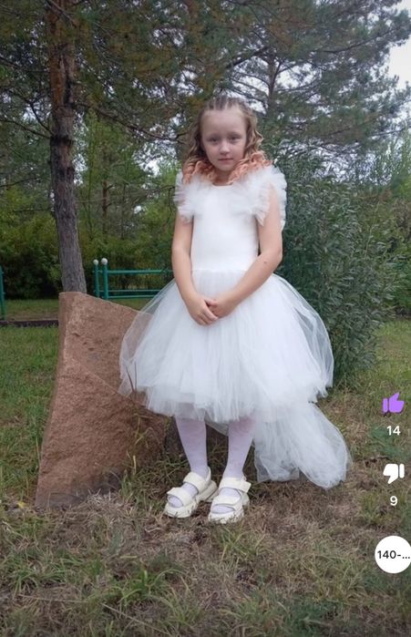 Продам платье на девочку размер 140-146