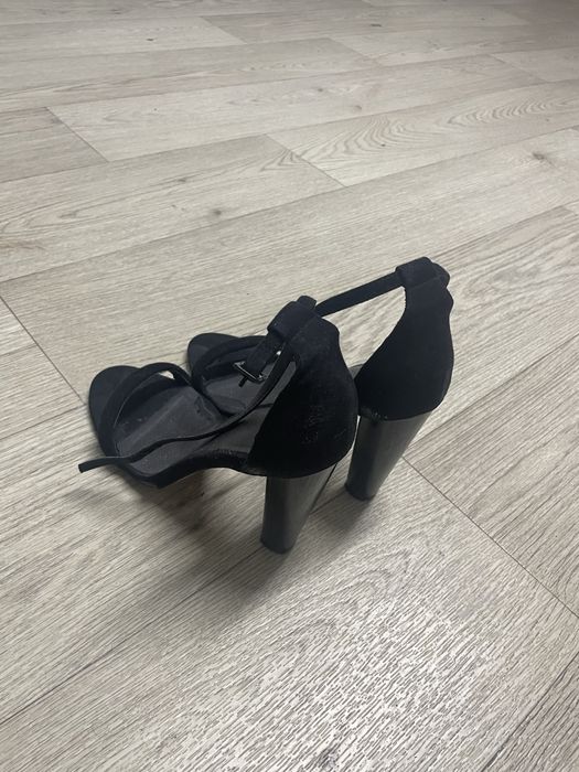 Продам босоножки 38