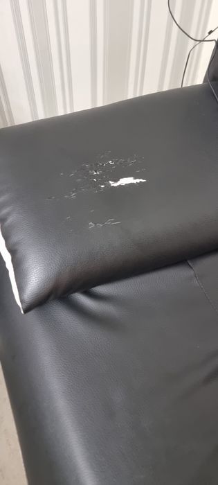 Два кожени дивана с маса, отлично състояние