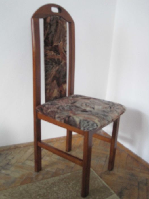 Продавам дървен стол с тапицерия