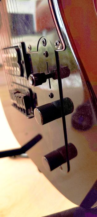 Продавам Китара  Squier Affiniti+подарък кубе Peavey KB60