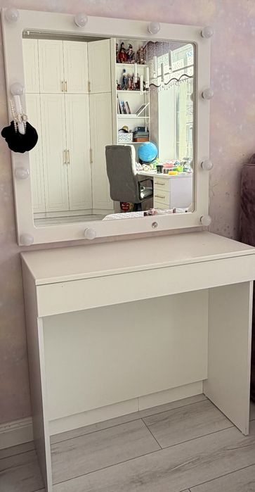 Продам комод с зеркалом