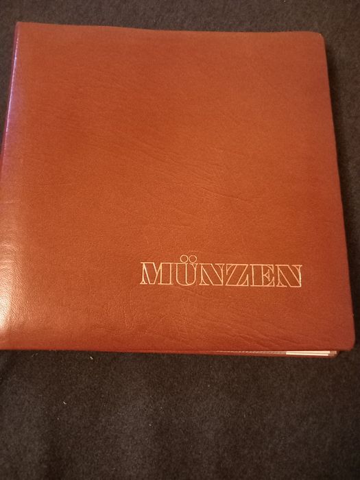 Clasor monede vechi.