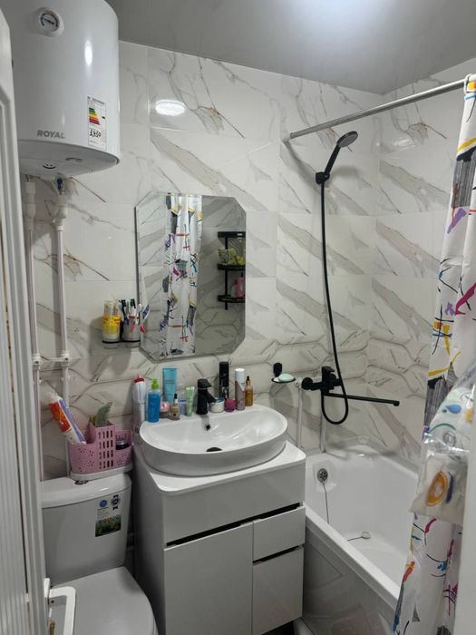 Продаётся 1 ком 1 микрорайон ОКТЯБРЬ