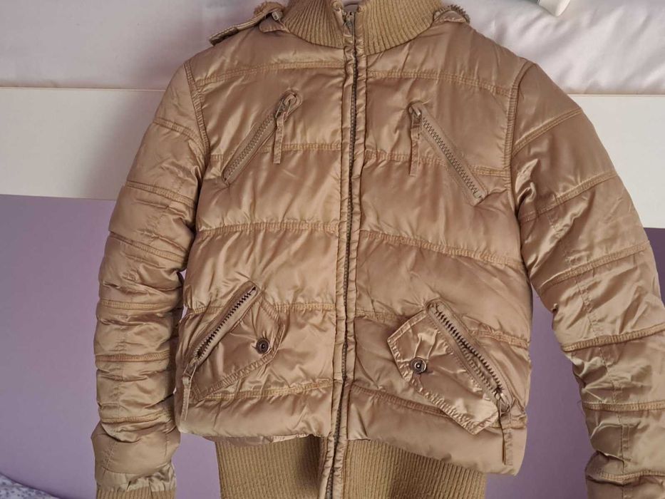 Нежно бежово якенце за момиче