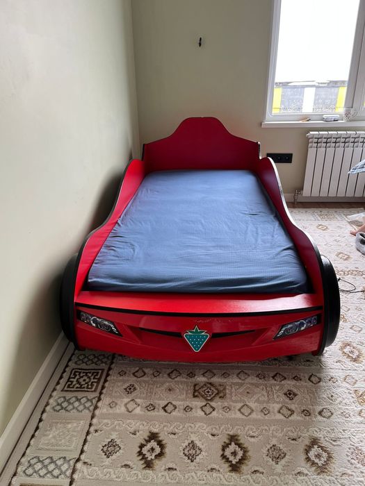 Детская кровать машинка